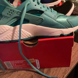 Women teal huarache